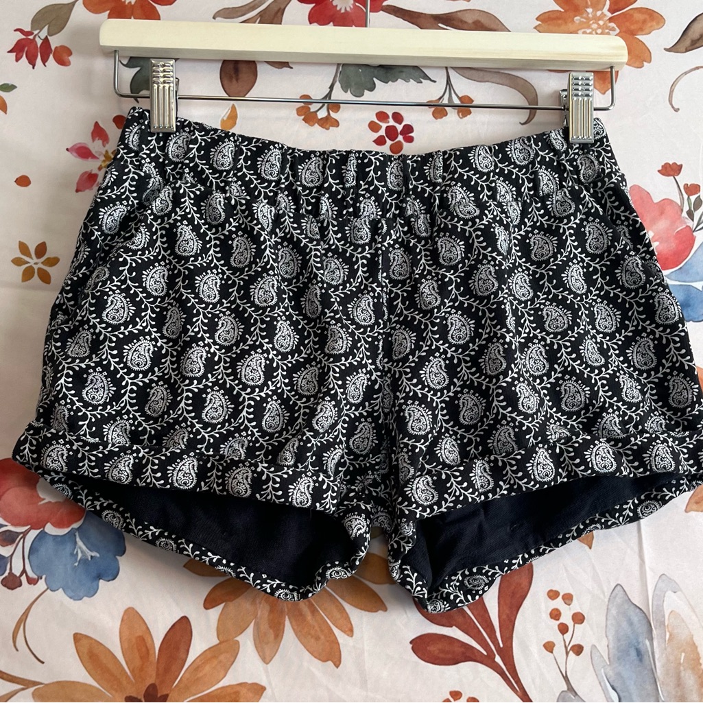 Lou Grey Xs Black White Paisley Comfy Weekend Casual Vacation Summer Shorts
